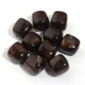 Primer plano de cuentas cuadradas de acrilico marron con patron, ideal para manualidades. - Marrón Oscuro