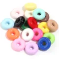 Vue détaillée de perles donut en acrylique de 14 mm, perles d'espacement colorées pour bijoux DIY. - Mélange Laqué