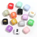 Perles carrées en silicone colorées avec trou pour accessoires de bijoux de bracelet DIY - Lettre E / Taille Extérieure 12mm Trou 2.5mm