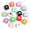 Perles carrées en silicone colorées avec lettres pour bracelets DIY et accessoires. - Lettre G / Taille Extérieure 12mm Trou 2.5mm