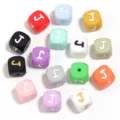 Perles carrées en silicone colorées pour bracelets DIY et accessoires de bijoux. - Lettre J / Taille Extérieure 12mm Trou 2.5mm