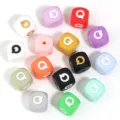 Perles carrees en silicone lettre Q colorees, perles en vrac pour bracelet DIY bijou - Lettre Q / Taille Extérieure 12mm Trou 2.5mm