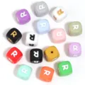 Perles carrées en silicone colorées avec trous droits pour bijoux et bracelets DIY faits main. - Lettre R / Taille Extérieure 12mm Trou 2.5mm