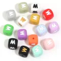 Perles carrées en silicone colorées avec trous pour bracelets DIY et accessoires. - Lettre W / Taille Extérieure 12mm Trou 2.5mm