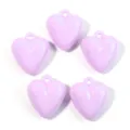 Nahaufnahme des helllila Acryl Herz Anhängers, ideal für DIY Schmuckherstellung. - Hellviolett
