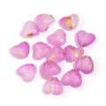 Nahaufnahme von mattierten rosa Herzperlen mit Goldfoliensprenkeln fur DIY-Schmuckherstellung. - Goldbesetzte violette Herzen