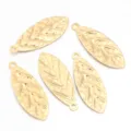 Nahaufnahme von goldenen Edelstahl-Blatt-Anhängern, ideal für DIY-Schmuckherstellung. - Ovales Blatt / 5er-Pack / Gold