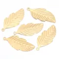 Detailaufnahme von fünf vergoldeten Blatt-Anhängern, ideal für DIY-Schmuckbasteln. - Blatt / 5er-Pack / Gold