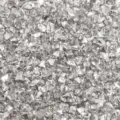 Primer plano de partículas de vidrio triturado plateado, ideal para manualidades y decoración. - 1 Botella / Plata SC7
