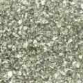 Primer plano detallado de particulas de vidrio triturado verde plateado de 2-4 mm. - 1 Botella / Verde claro