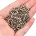 Partículas de vidrio triturado irregulares ideales para decoración DIY y micropaisaje. - 1 Botella / Dorado