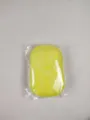 Flocons de savon jaune jetables portables dans un sac transparent, essentiels pour les voyages. - Jaune