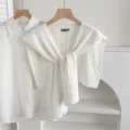 Elegante chal de punto blanco combinado con camisa clásica, ideal para capas elegantes de primavera. - Trenzado - blanco