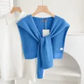 Bufanda de jersey de punto azul combinada con camisa blanca, elegante look de capas. - Punto de Ocho-Azul Real