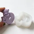 Dettaglio dello stampo in silicone con simpatico design a orsetto per candele e decori. - Number 0