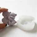 Dettaglio stampo in silicone numero orsetto che mostra candela e sapone finiti per decorazione dolce. - Number 3