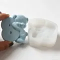 Vista dettagliata dello stampo in silicone orso numero 8 e candela blu per dolci - Numero 8