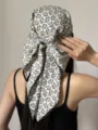 Schwarzes und weißes Paisley Dreiecktuch, stilvolles Haaraccessoire für den Sommer. - Kleines Paisley-Muster Weiß
