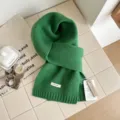 Bufanda de lana tejida verde lisa, acogedor accesorio de moda cálido de invierno para todos. - 160x20cm / Verde