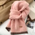 Roze gebreide wintersjaal met bruine zoom, gezellige zachte warme nekverwarmer voor dames. - Gebreid met Tweekleurige Rand [Roze]