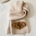 Bufanda de punto beige para mujer con bonito parche de peluche de oso esponjoso, suave y cálida. - Beige