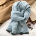 Dik gebreide winterscarf voor dames, gezellige warme blauwe nekwarmer met contrastrand. - Gebreid met Tweekleurige Rand [Blauw]