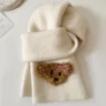 Bufanda de invierno de punto beige con aplicación de osito de peluche tierno y lazo a cuadros. - Blanco Roto