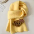 Bufanda de invierno de punto amarillo para mujer con parche de oso de peluche y lazo de cuadros. - Amarillo tierno