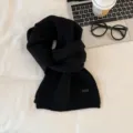 Vista detallada de una bufanda de punto negro, cálida y elegante para el invierno. - 3 Negro clásico