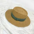 Vista detallada del sombrero de paja hecho a mano con cinta verde, textura fina y ala ancha. - M (56-58cm) / Café con banda verde
