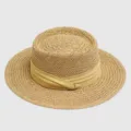Vista detallada del elegante sombrero de paja plano con cinta de tela, textura tejida. - M (56-58cm) / Café con banda amarilla
