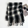 Detailed view of a classic black and white plaid scarf with cozy tassels and a minimalist brand label. - 200x70cm - 280g / Black Square Plaid
