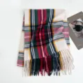 Detailed view of the colorful plaid winter scarf with cozy fringe texture and warm tartan pattern. - 200x70cm - 280g / Beige Lines