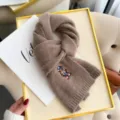 Bufanda de invierno de lana tejida con bonito bordado de oso accesorio cálido y suave - 160x25cm / Café