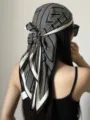 Schwarz-weisses geometrisches Kopftuch, stylisches quadratisches Tuch für Sommertrends. - Feine Zickzacklinien Schwarz