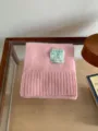 Écharpe en tricot rose douillette avec texture côtelée classique et étiquette rétro pour l'hiver. - Rose
