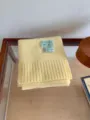 Écharpe d'hiver tricotée jaune confortable avec étiquette, douce et chaude pour la saison. - Jaune