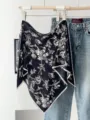 Schwarzes florales großes Dreieckstuch, stylisches Kopftuch und Halstuch für Damen - Große Blumen Navyblau
