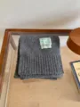 Écharpe tricotée grise d'hiver avec étiquette, tissu doux et confortable pour temps froid. - Gris