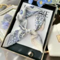 Pañuelo cuadrado de seda con estampado paisley azul y blanco, elegante bufanda y accesorio. - Estética Tahr - Beige y azul