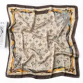 Foulard carre en soie elegant pour femme avec motif monogramme classique et chic. - Printemps dans la Ville