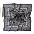 Carré de soie noir imprimé paisley pour femmes, foulard élégant et accessoire de cheveux tendance. - Plume paisley - Noir