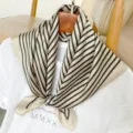 Foulard carré en soie à rayures, accessoire élégant pour le cou et bandeau pour femmes. - Style de Yang Caiyu - Couleur thé au lait
