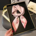Foulard en soie rose avec motif de tulipe élégant, bandeau de mode et carré chic pour femme. - Lys parfumé