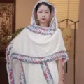 Chal con capucha de punto para mujer con ribete de ganchillo colorido, estilo boho. - Blanco