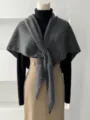 Bufanda triangular de mezcla de lana gris oscuro, elegante chal cruzado otono invierno. - 180g / Gris oscuro