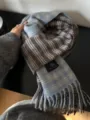 Primer plano detallado de la suave bufanda de invierno a cuadros azules y marrones. - Azul Marrón
