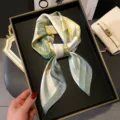 Petit carré de soie floral vert, foulard élégant et bandeau pour les femmes. - Petit étang de lotus