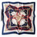 Carré de soie classique avec imprimé ceinture et chaîne de luxe, accessoire de cou élégant femme. - Provence - Bleu marine