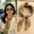 Foulard en soie pour femme, petit carré rayé marron et blanc, accessoire chic pour le cou. - Rayures style Yang Caiyu